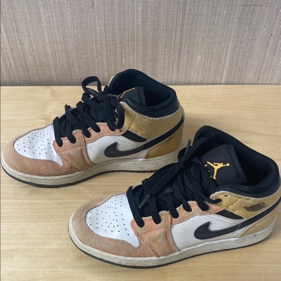 Nike Air Jordan Retro 1 Mid SE 'Flight Club 2 tone color '‎ youth 4.5 - Picture 3 of 7